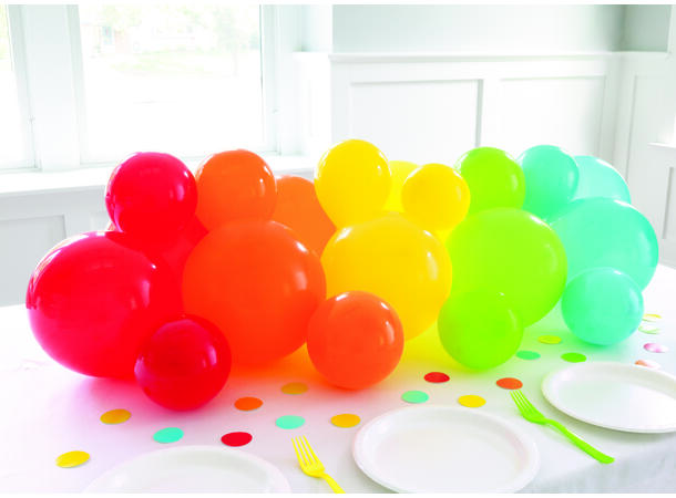 Ballongdekor m/bordkonfetti - Regnbue Sett med gummiballonger og papirkonfetti